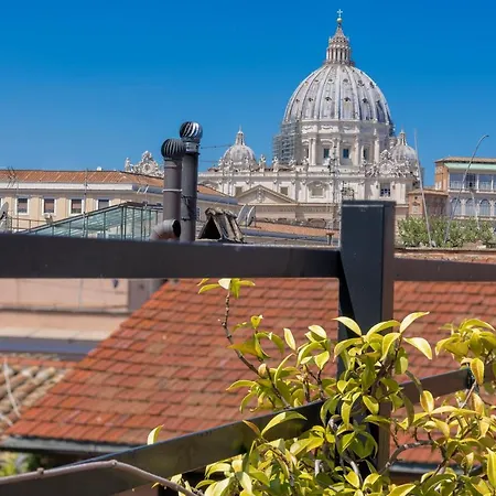 Unique View Over St. Peter's Dome! 罗马