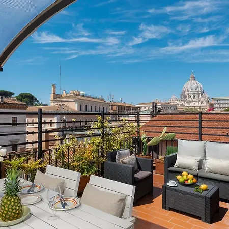 Unique View Over St. Peter's Dome! 罗马